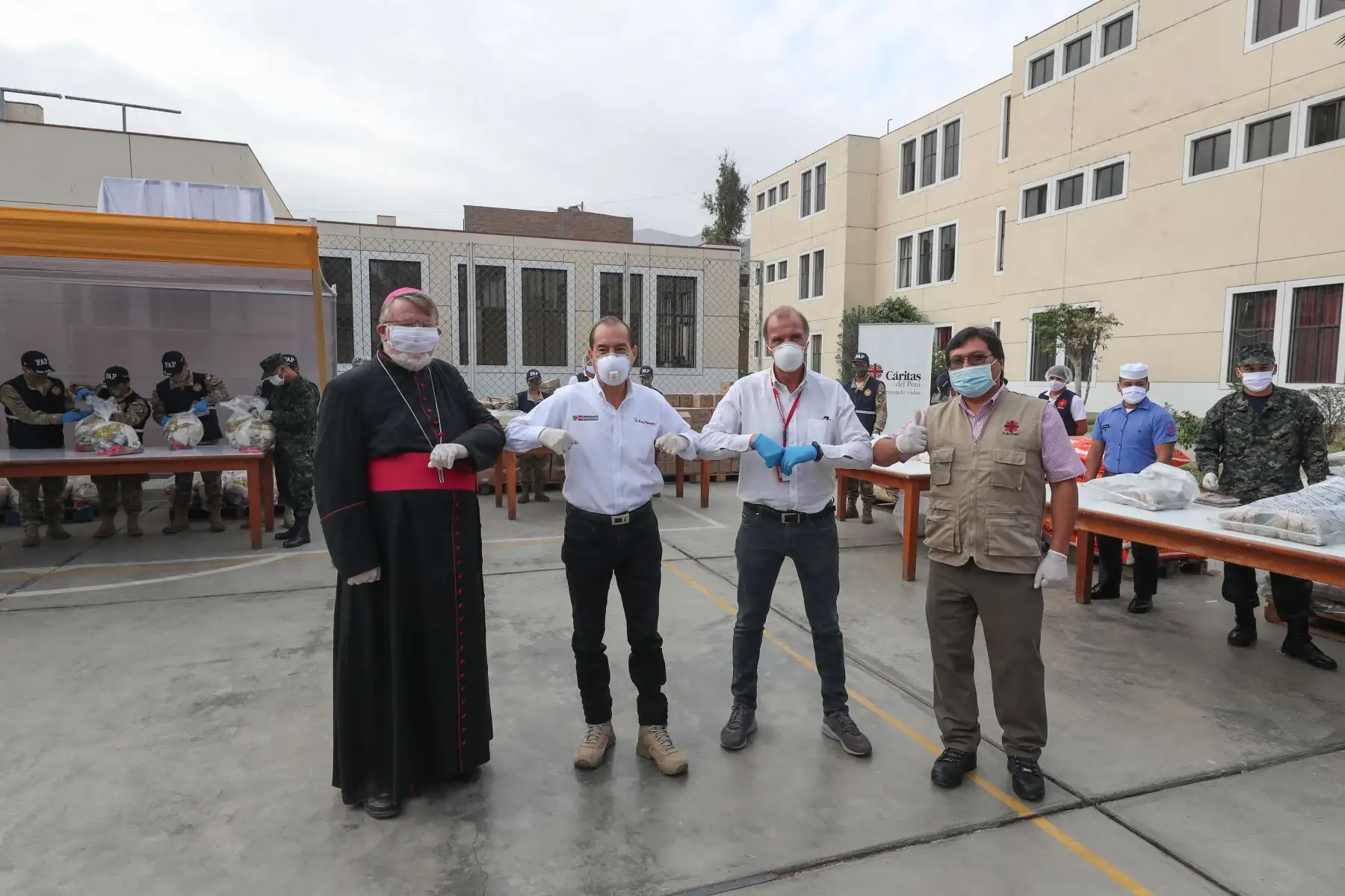 El Ministro de Defensa. Walter Martos participa en el lanzamiento de la campaña Ayúdanos a Ayudar, organizada por Caritas del Peru, America Tv y Canal N para llevar ayuda a más de 30 mil familias en situación de pobreza  a nivel nacional.
Foto: Mindef