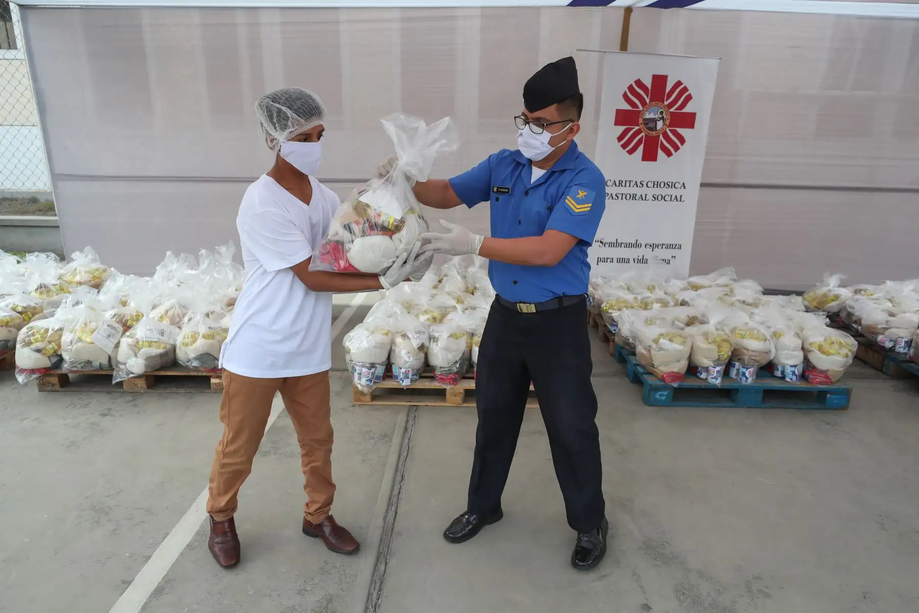 El Ministro de Defensa. Walter Martos participa en el lanzamiento de la campaña Ayúdanos a Ayudar, organizada por Caritas del Peru, America Tv y Canal N para llevar ayuda a más de 30 mil familias en situación de pobreza  a nivel nacional.
Foto: Mindef