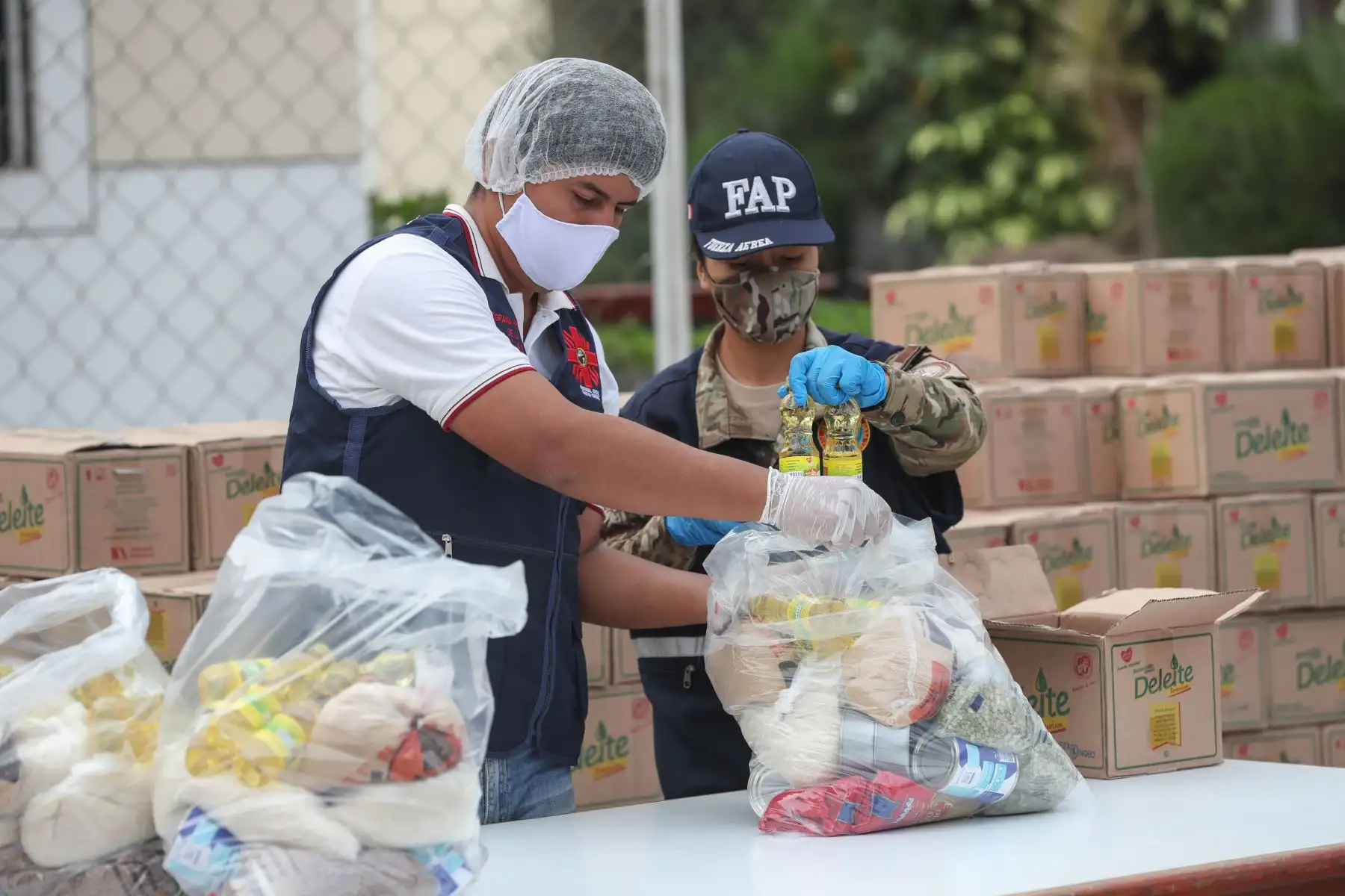 El Ministro de Defensa. Walter Martos participa en el lanzamiento de la campaña Ayúdanos a Ayudar, organizada por Caritas del Peru, America Tv y Canal N para llevar ayuda a más de 30 mil familias en situación de pobreza  a nivel nacional.
Foto: Mindef