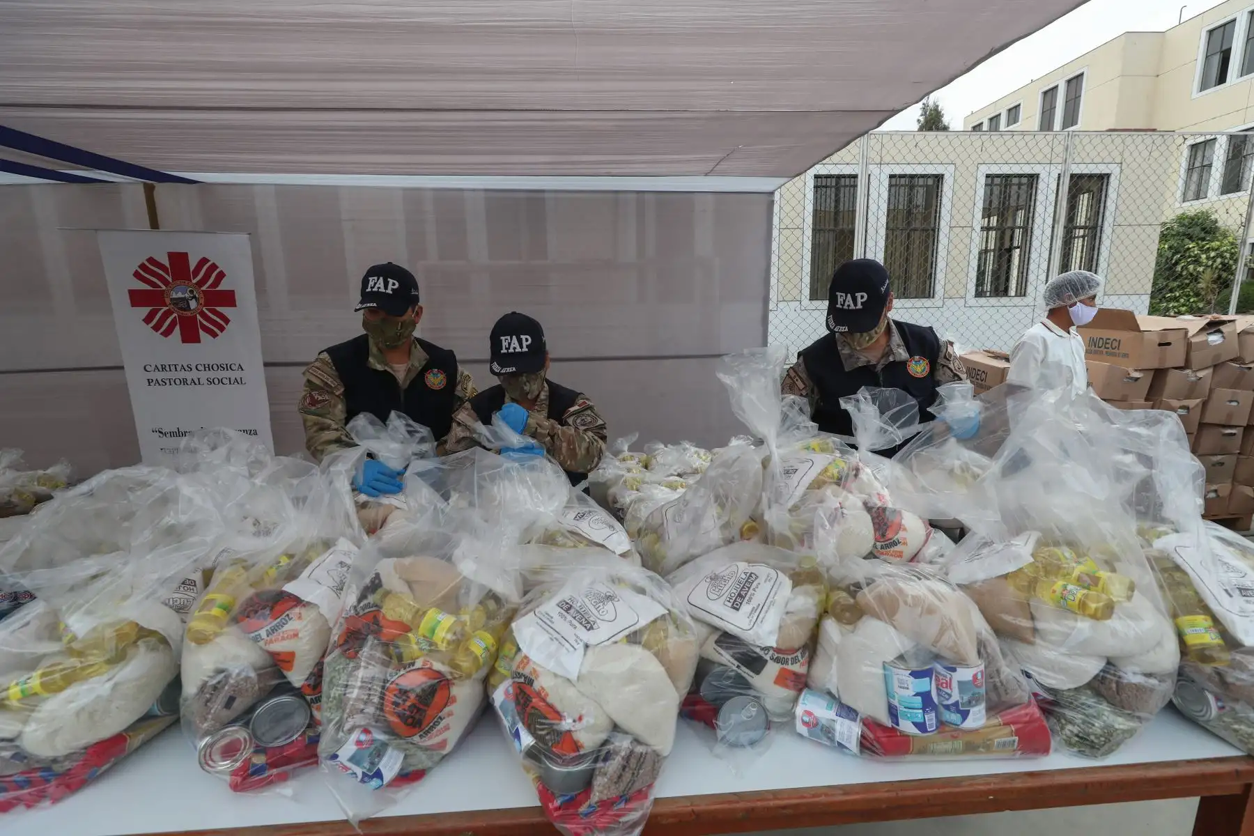 El Ministro de Defensa. Walter Martos participa en el lanzamiento de la campaña Ayúdanos a Ayudar, organizada por Caritas del Peru, America Tv y Canal N para llevar ayuda a más de 30 mil familias en situación de pobreza  a nivel nacional.
Foto: Mindef