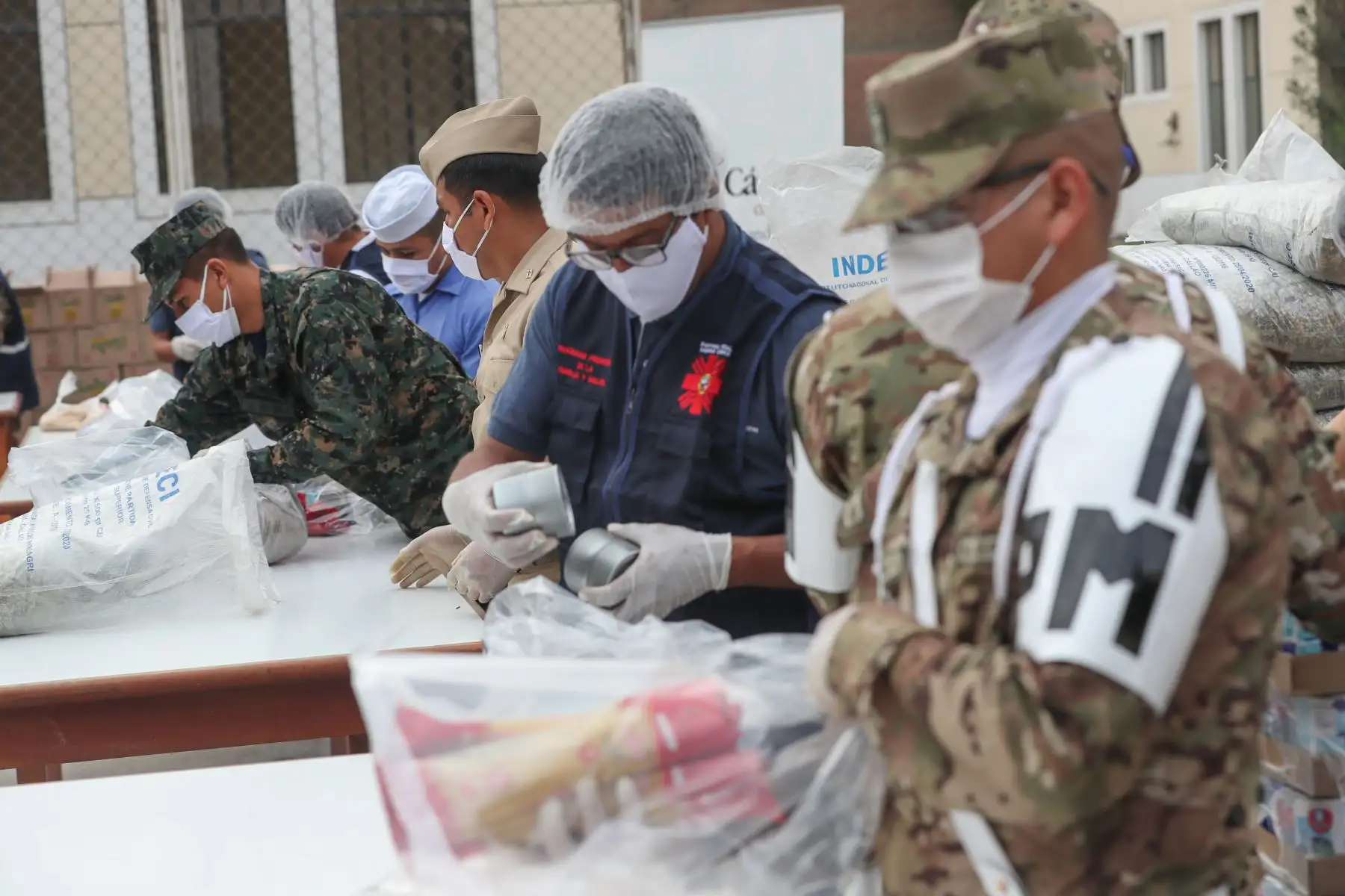 El Ministro de Defensa. Walter Martos participa en el lanzamiento de la campaña Ayúdanos a Ayudar, organizada por Caritas del Peru, America Tv y Canal N para llevar ayuda a más de 30 mil familias en situación de pobreza  a nivel nacional.
Foto: Mindef