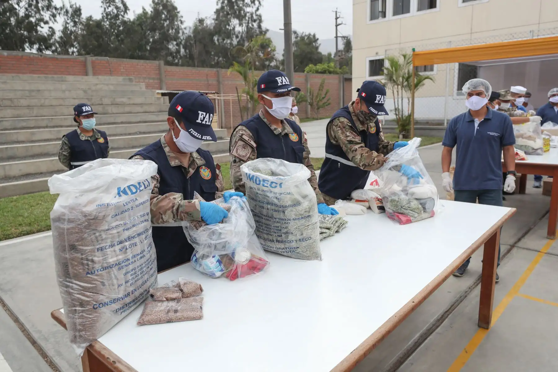 El Ministro de Defensa. Walter Martos participa en el lanzamiento de la campaña Ayúdanos a Ayudar, organizada por Caritas del Peru, America Tv y Canal N para llevar ayuda a más de 30 mil familias en situación de pobreza  a nivel nacional.
Foto: Mindef