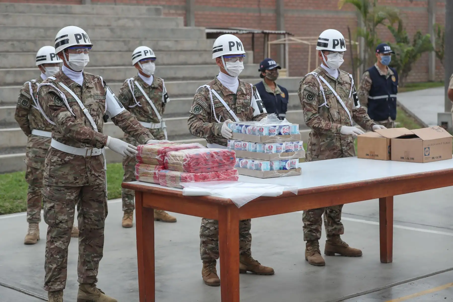 El Ministro de Defensa. Walter Martos participa en el lanzamiento de la campaña Ayúdanos a Ayudar, organizada por Caritas del Peru, America Tv y Canal N para llevar ayuda a más de 30 mil familias en situación de pobreza  a nivel nacional.
Foto: Mindef