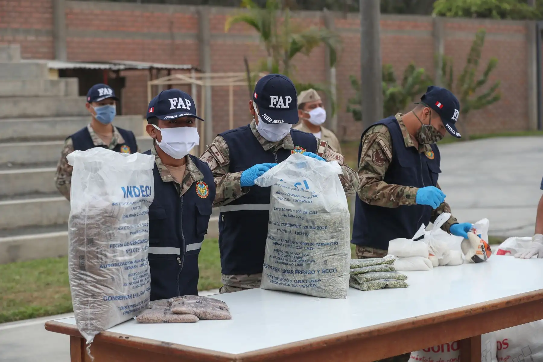 El Ministro de Defensa. Walter Martos participa en el lanzamiento de la campaña Ayúdanos a Ayudar, organizada por Caritas del Peru, America Tv y Canal N para llevar ayuda a más de 30 mil familias en situación de pobreza  a nivel nacional.
Foto: Mindef