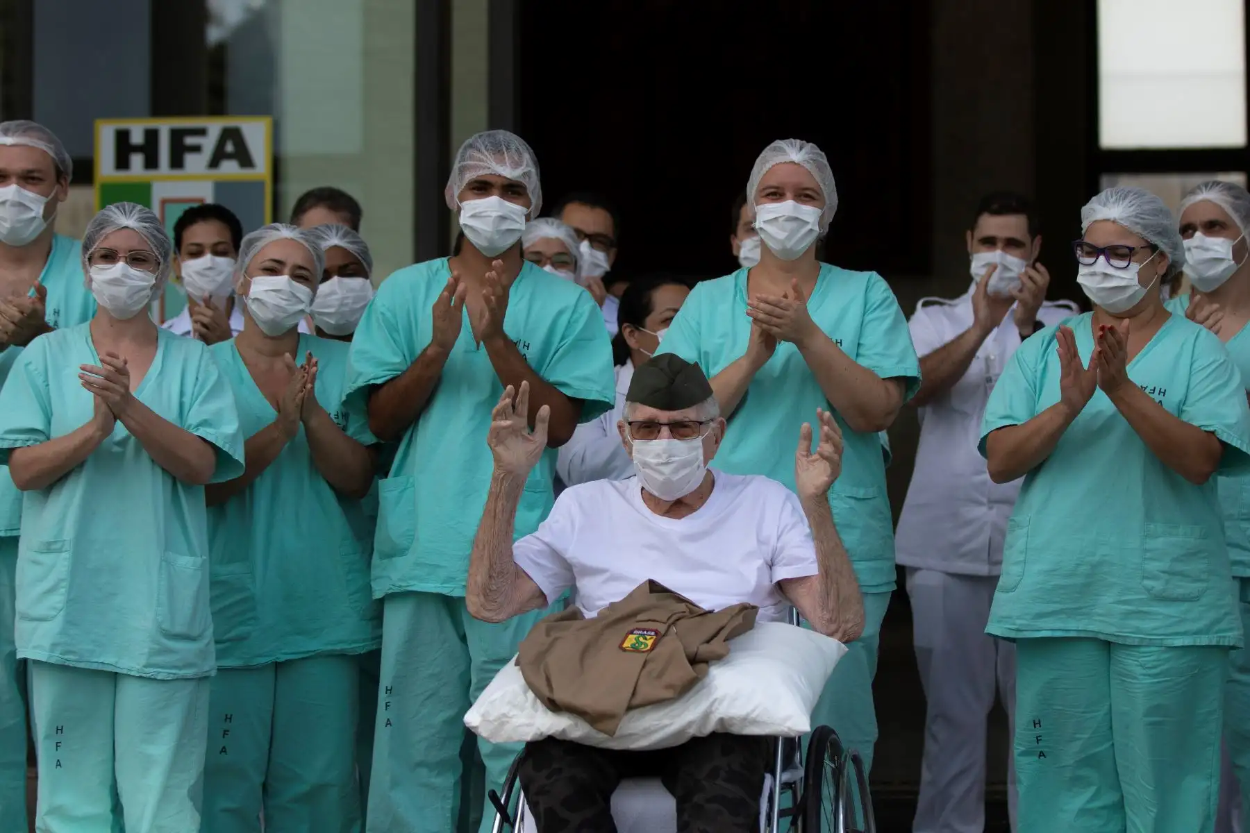 El excombatiente del Ejército durante la Segunda Guerra Mundial, el Sr. Ermando Armelino Piveta de 99 años, es dado de alta después de superar el COVID-19 en el Hospital de las Fuerzas Armadas (HFA), en la ciudad de Brasilia (Brasil). Foto: EFE