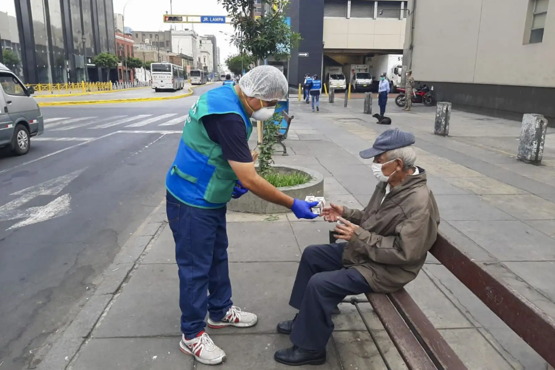 Municipalidad de Lima Metropolitana entregó desayunos, a adultos mayores, en situación de pobreza en Cercado de Lima.Foto:ANDINA/MLM