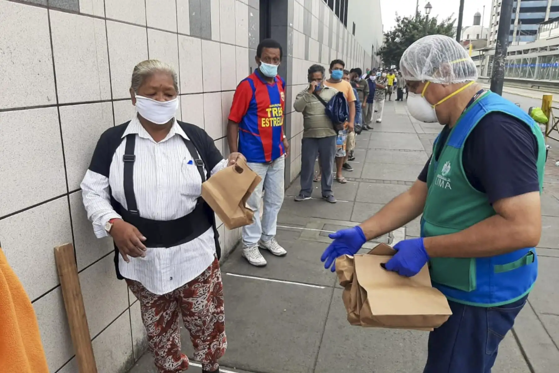 Municipalidad de Lima Metropolitana entregó desayunos, a adultos mayores, en situación de pobreza en Cercado de Lima.Foto:ANDINA/MLM