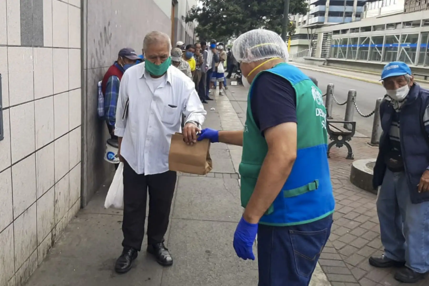 Municipalidad de Lima Metropolitana entregó desayunos, a adultos mayores, en situación de pobreza en Cercado de Lima.Foto:ANDINA/MLM