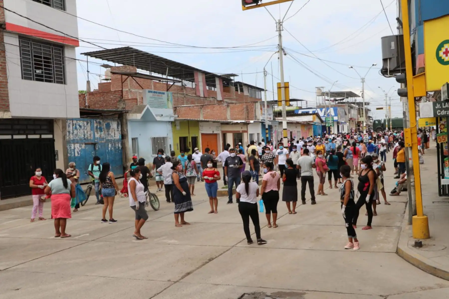 El Ejército y la municipalidad provincial de Morropón han desarrollado un correcto sistema de colas para evitar la aglomeración. Foto: Cortesía Yosi Orjeda