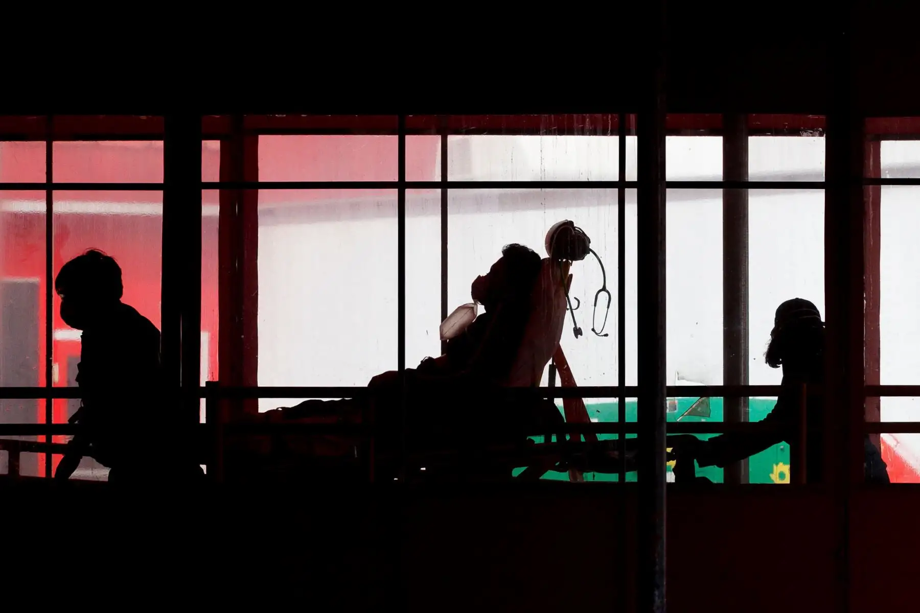 Los paramédicos llevan a un paciente a la sala de emergencias del Centro Hospitalario Elmhurst en Queens, Nueva York, EE. UU.
Foto: EFE