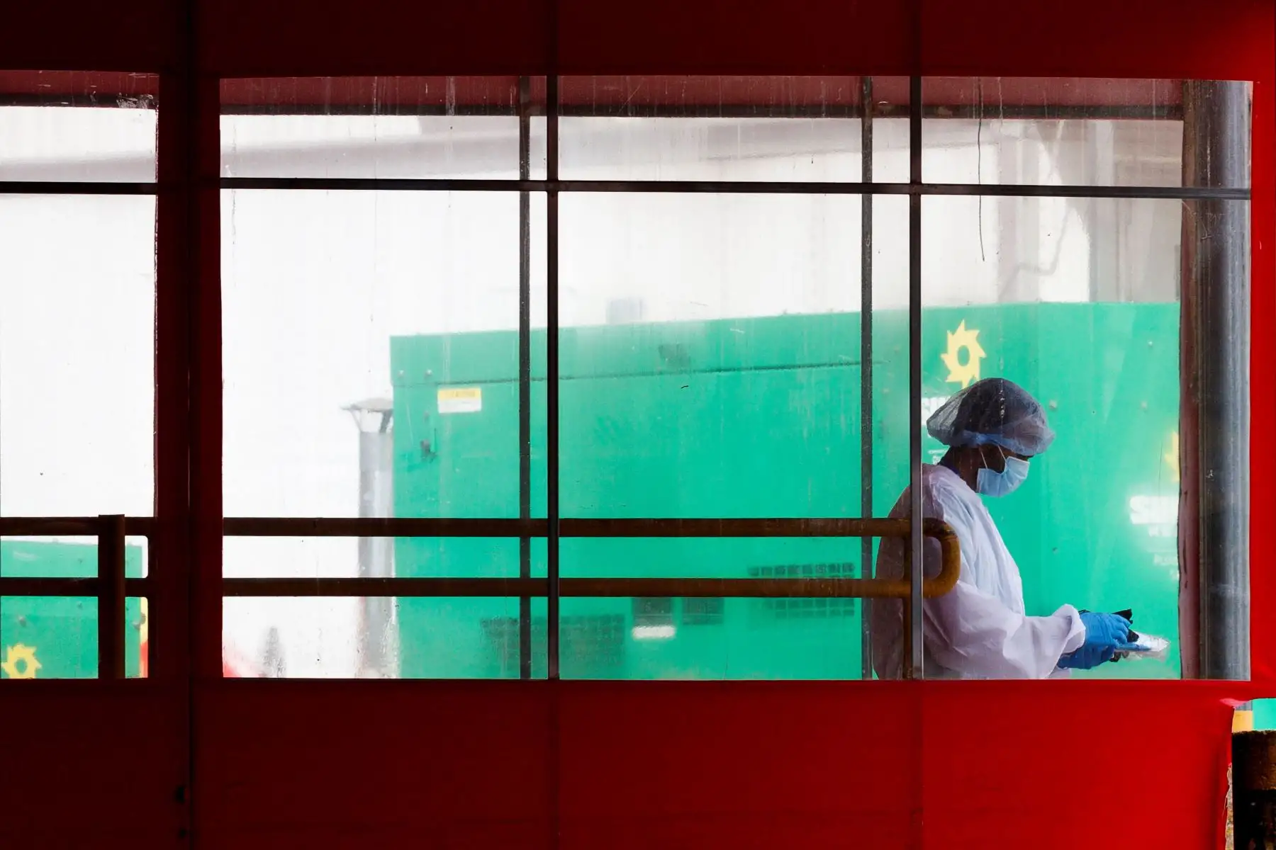 Un trabajador de la salud en la entrada de la sala de emergencias del Centro Hospitalario Elmhurst en Queens, Nueva York, EE. UU.
Foto: EFE