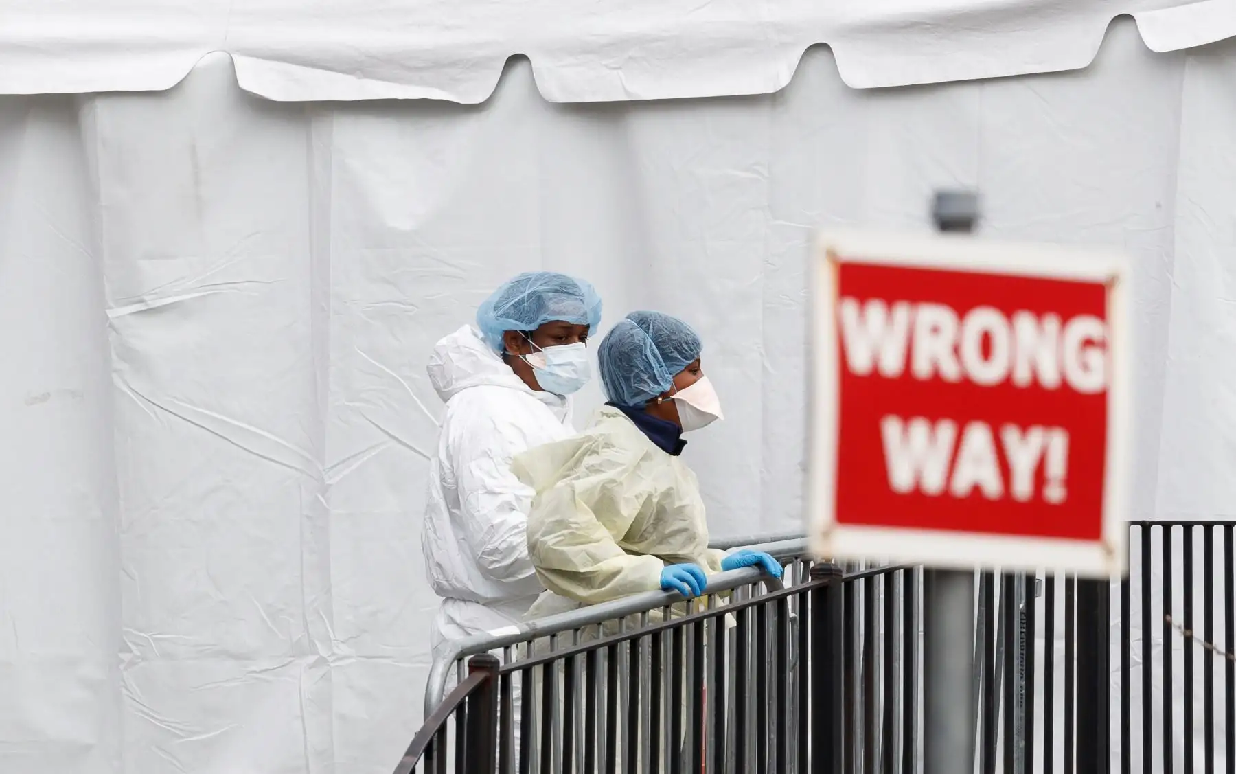 Los trabajadores de la salud miran por encima de la fila de personas que esperan para ingresar a una carpa de triaje y al área de prueba COVID-19 en Nueva York.
Foto: EFE