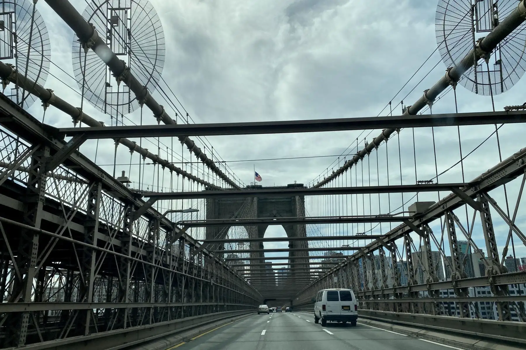 Poco tráfico en el puente de Brooklyn, uno de los más transitados de Nueva YorK.
Foto: AFP