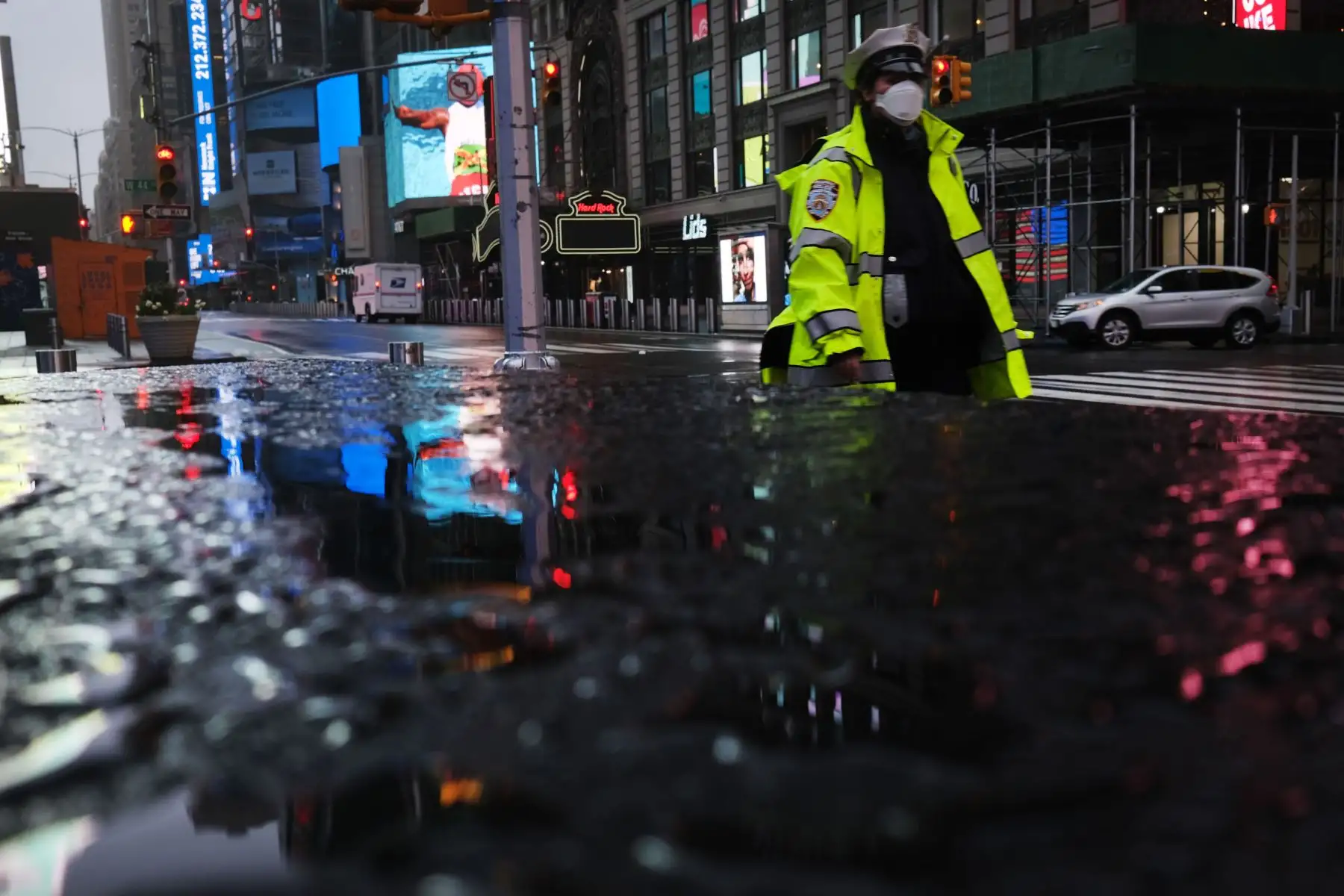Un oficial de tránsito camina en un Times Square mayormente desolado durante el brote de Coronavirus en la ciudad de Nueva York. 
Foto: AFP