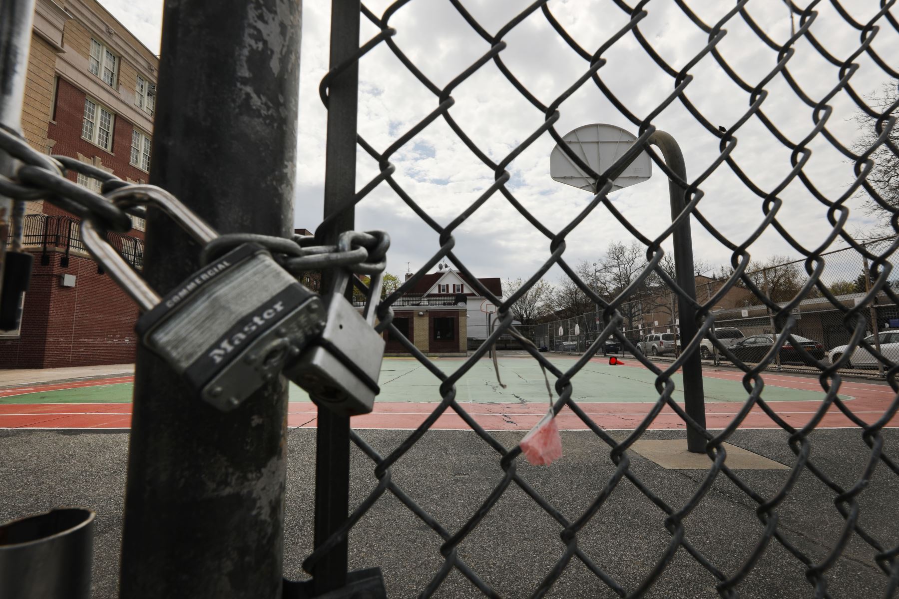 Una escuela pública permanece cerrada en el distrito de Brooklyn de la ciudad de Nueva York. 
Foto: AFP