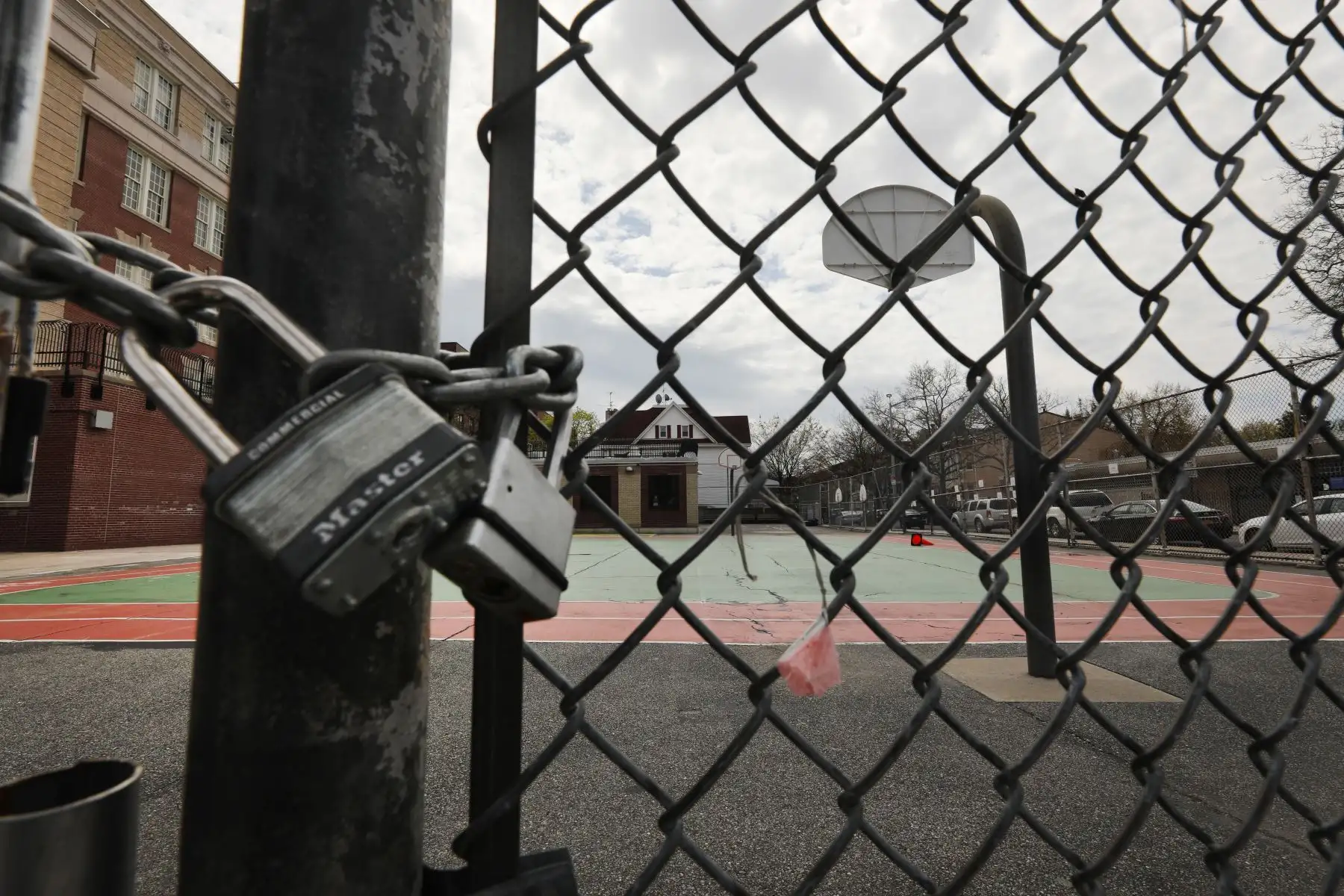 Una escuela pública permanece cerrada en el distrito de Brooklyn de la ciudad de Nueva York. 
Foto: AFP