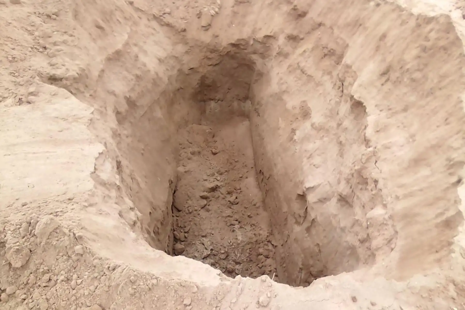 En un cementerio temporal habilitado en la provincia de Lambayeque se construyen fosas individuales para víctimas del coronavirus.