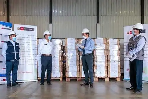 Ministro de Salud, Víctor Zamora, recibe donación de equipos de protección personal para luchar contra el coronavirus.