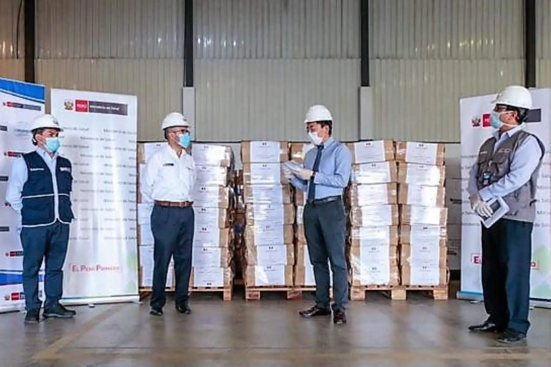 Ministro de Salud, Víctor Zamora, recibe donación de equipos de protección personal para luchar contra el coronavirus.