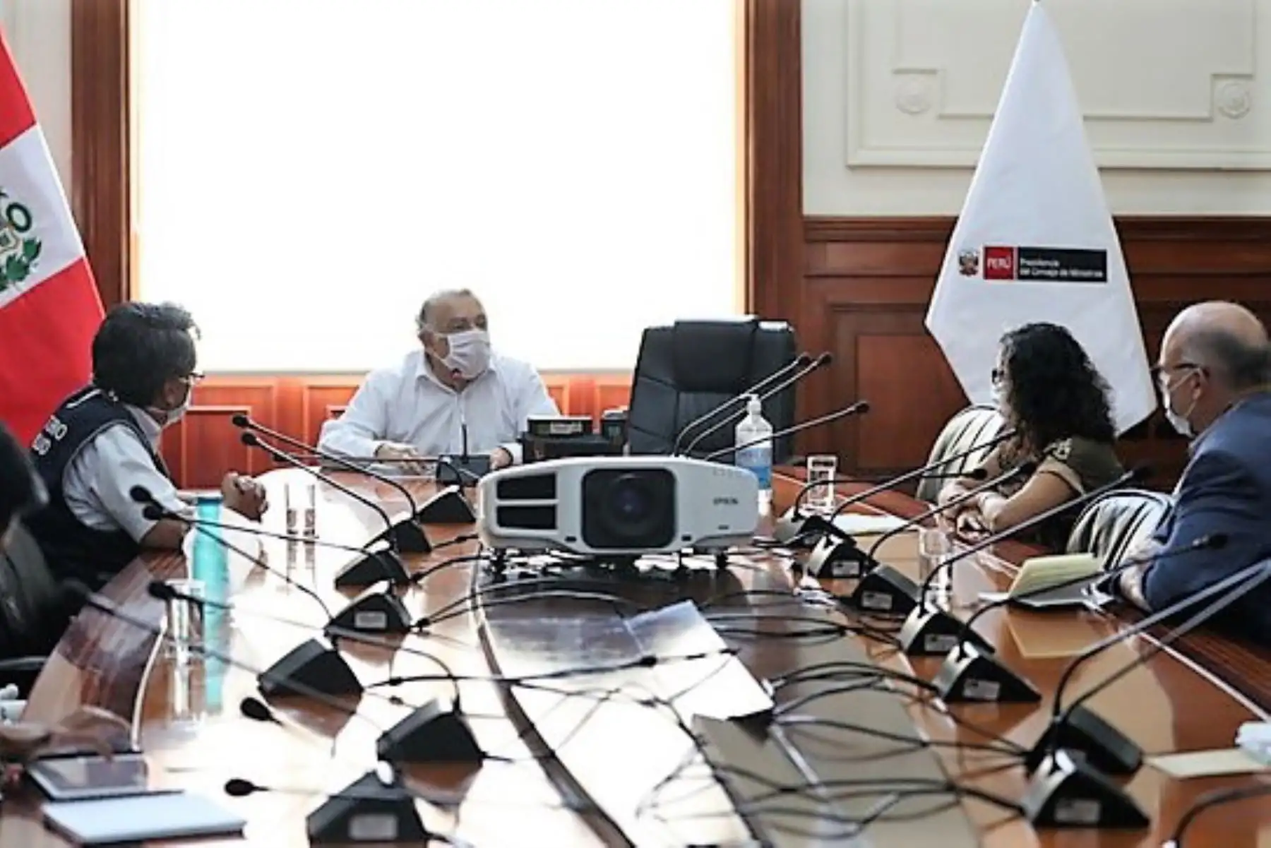 Reunión de trabajo con participación de representantes de la PCM y especialistas en salud mental.