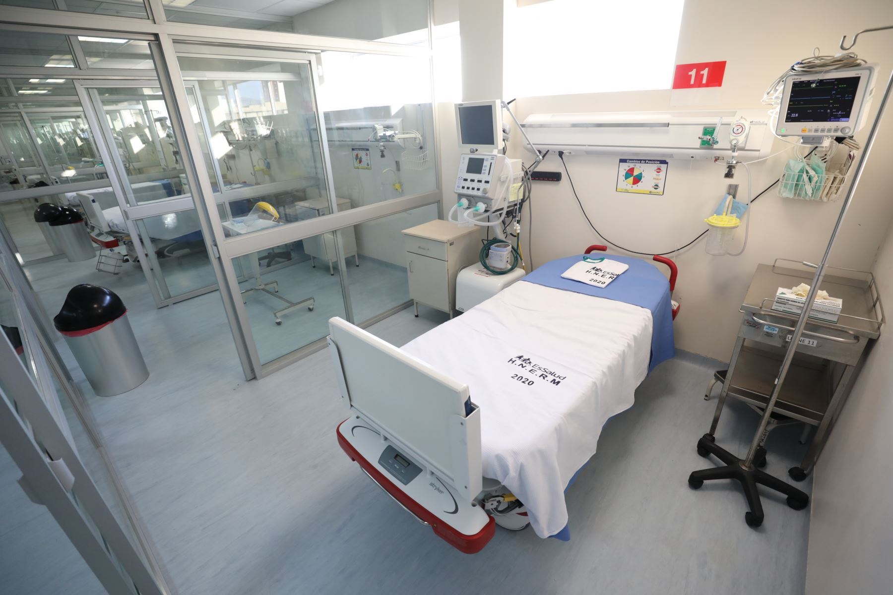 Boxes de aislamiento para pacientes críticos de covid-19 presentó EsSalud en el hospital Rebagliati.