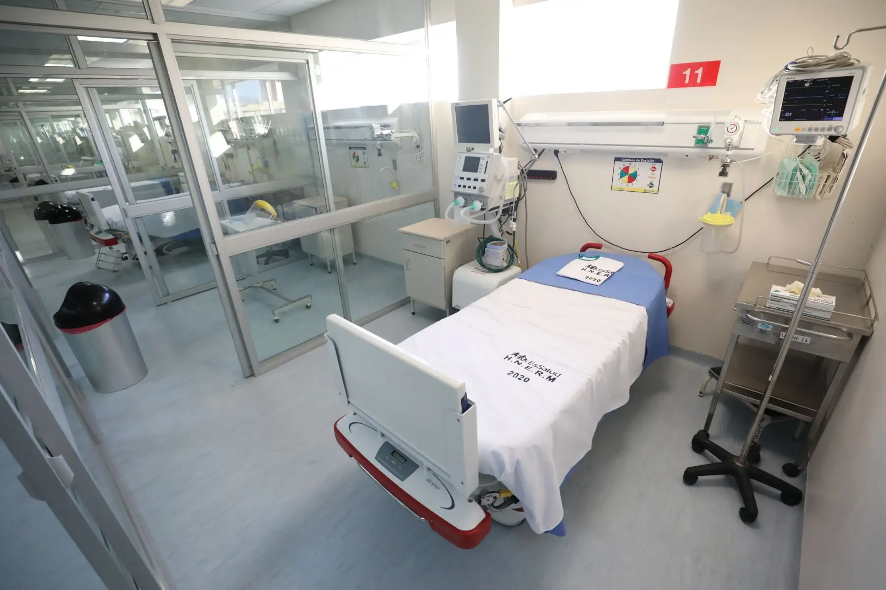Boxes de aislamiento para pacientes críticos de covid-19 presentó EsSalud en el hospital Rebagliati.