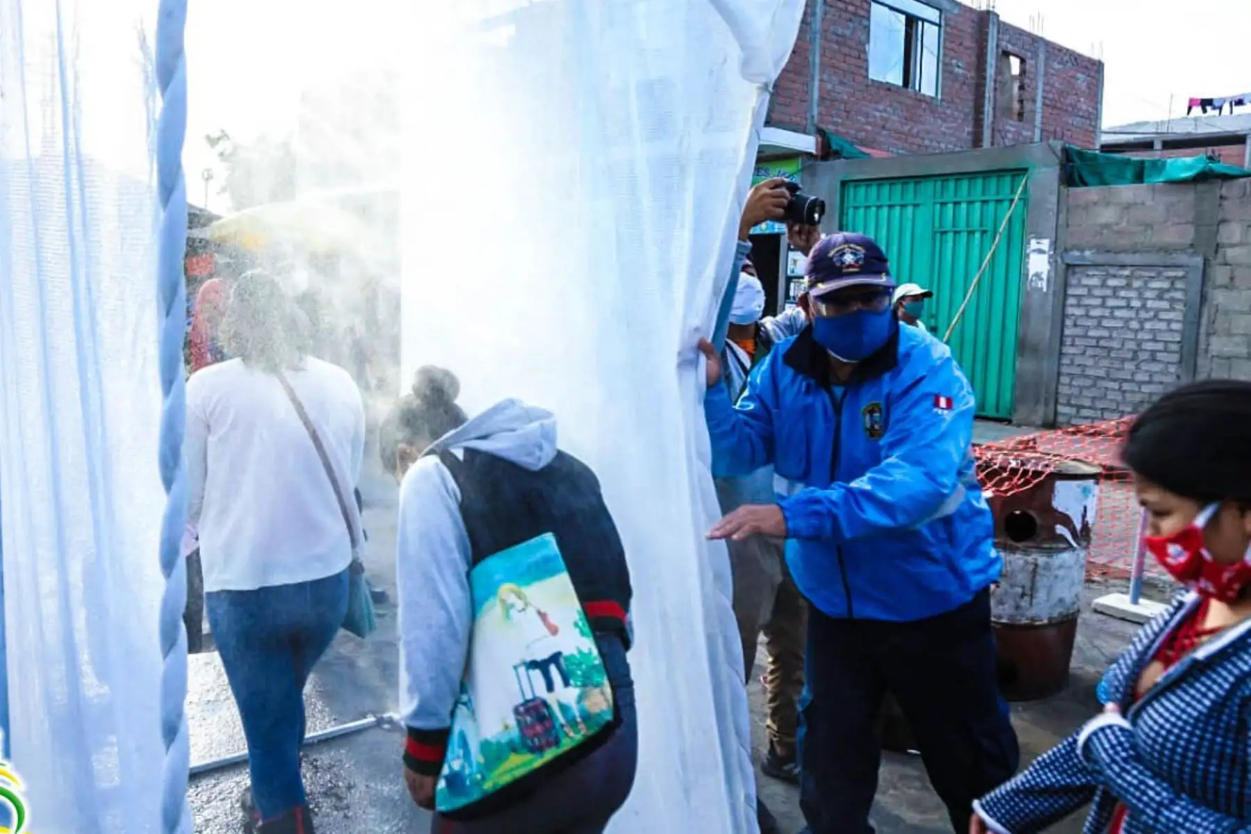 En Casma instalan cámara de desinfección en el ingreso de mercado modelo Foto: Cortesía/Gonzalo Horna