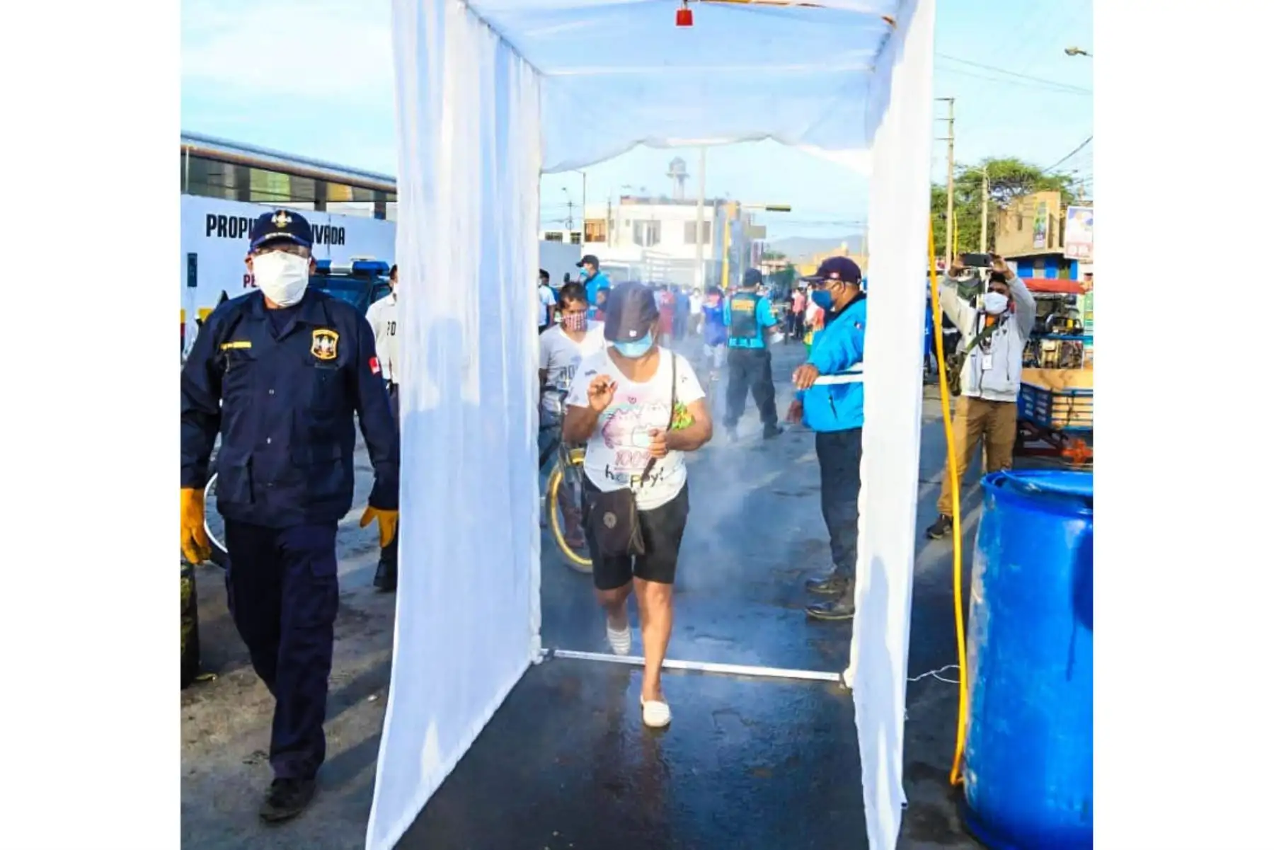En Casma instalan cámara de desinfección en el ingreso de mercado modelo Foto: Cortesía/Gonzalo Horna