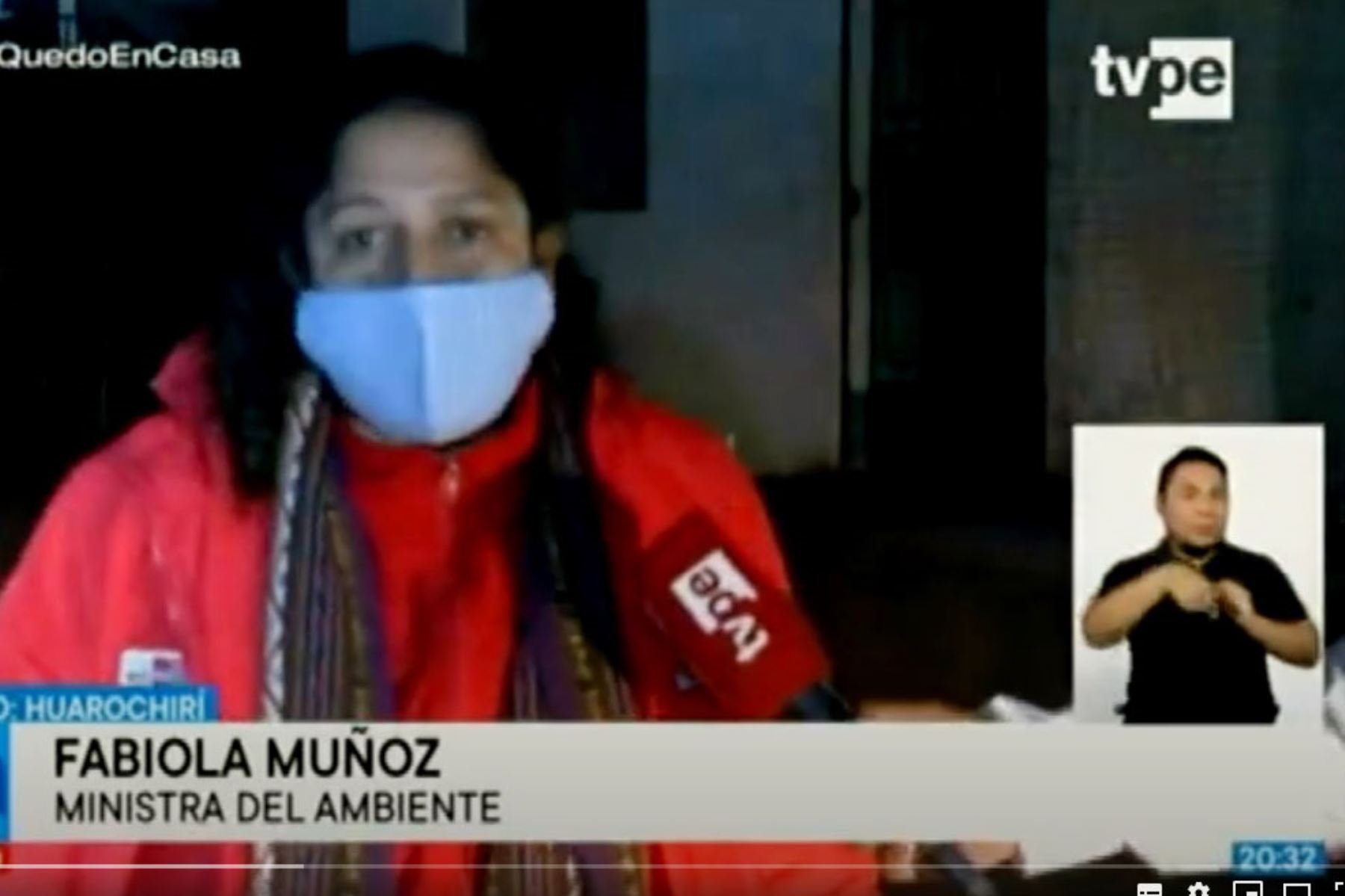 La ministra del Ambiente, Fabiola Muñoz, llegó a Matucana para coordinar el traslado de pobladores varados de diversas regiones.