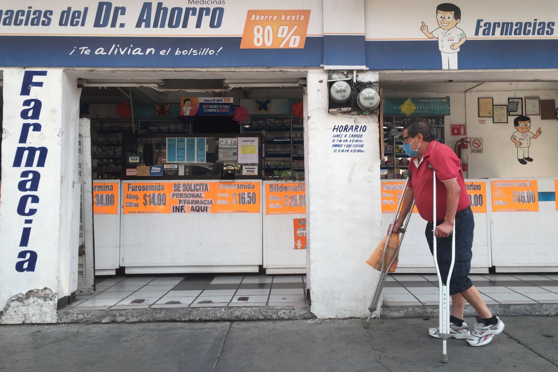 Un hombre busca medicinas en una farmacia de descuento este miércoles, en Tlalnepantla, al norte de Ciudad de México (México). Foto: EFE