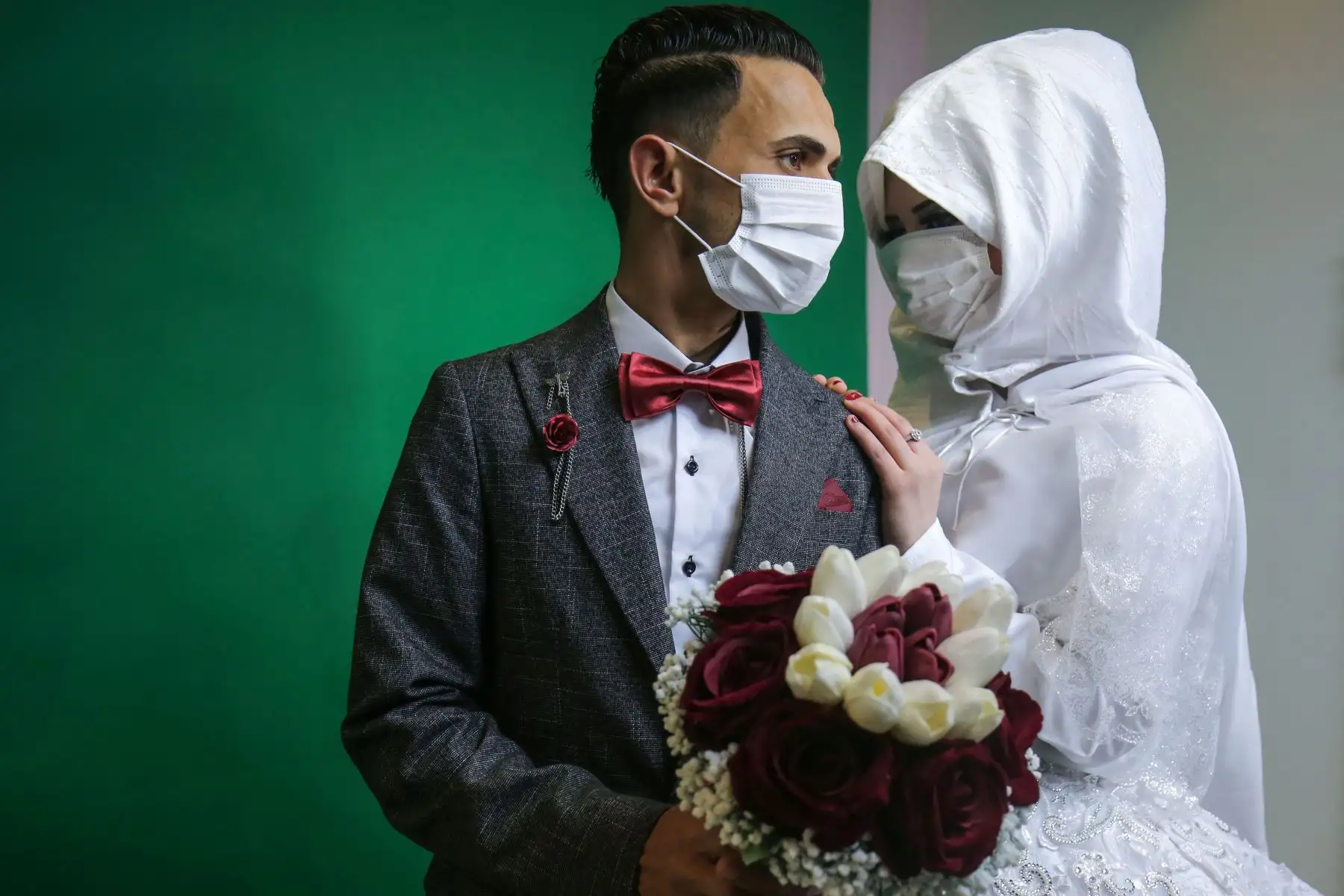 El novio palestino Mohamed Abu Daga y su novia Israa usan máscaras protectoras en medio de la epidemia COVID-19, durante una sesión de fotos en un estudio antes de su ceremonia de boda en Khan Yunis en el sur de la Franja de Gaza.
Foto: AFP