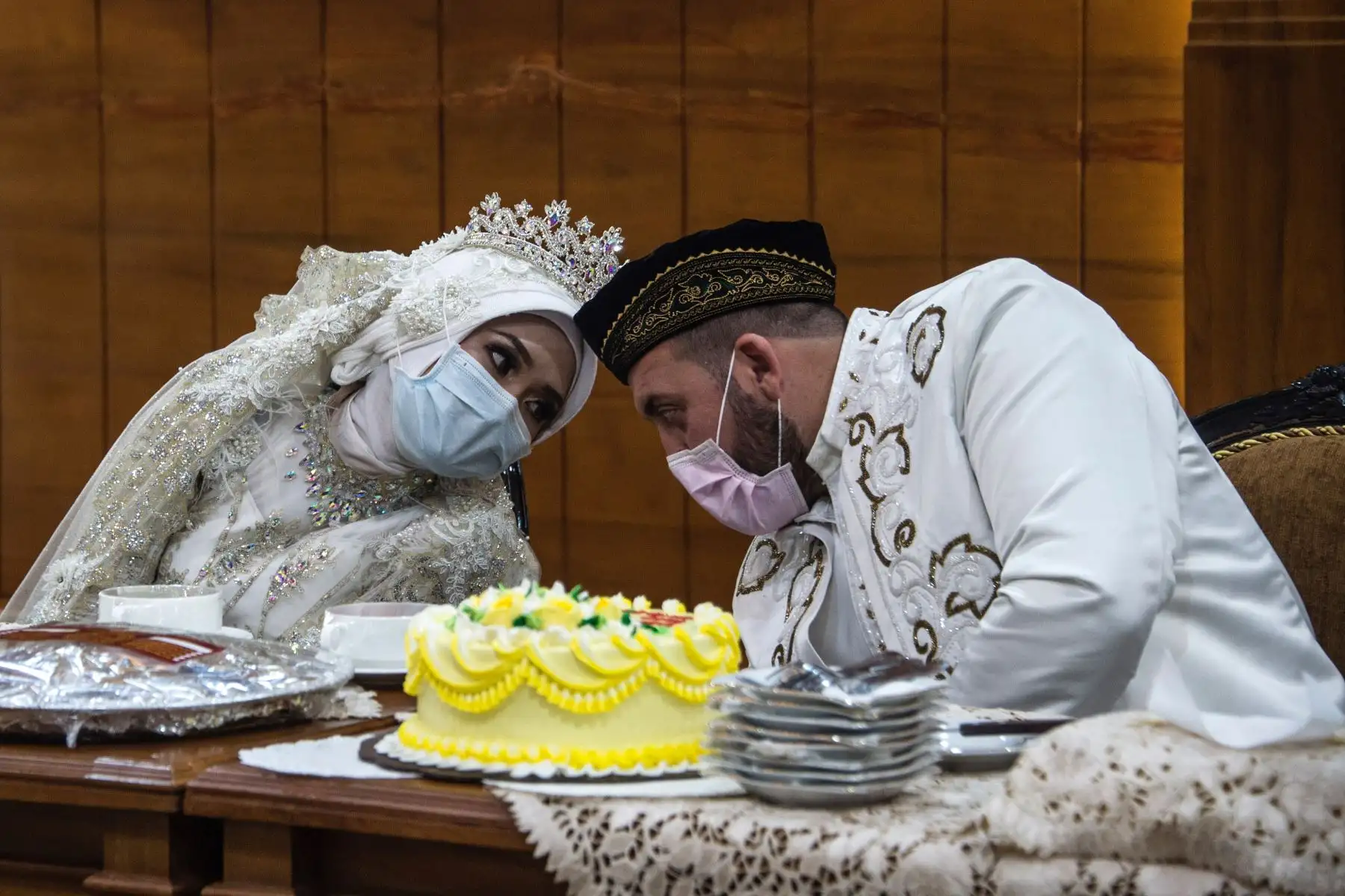 La novia indonesia Irra Chorina Octora y su pareja turca Yavuz Ozdemir, llevan máscaras faciales en medio de preocupaciones por el coronavirus.
Foto: AFP