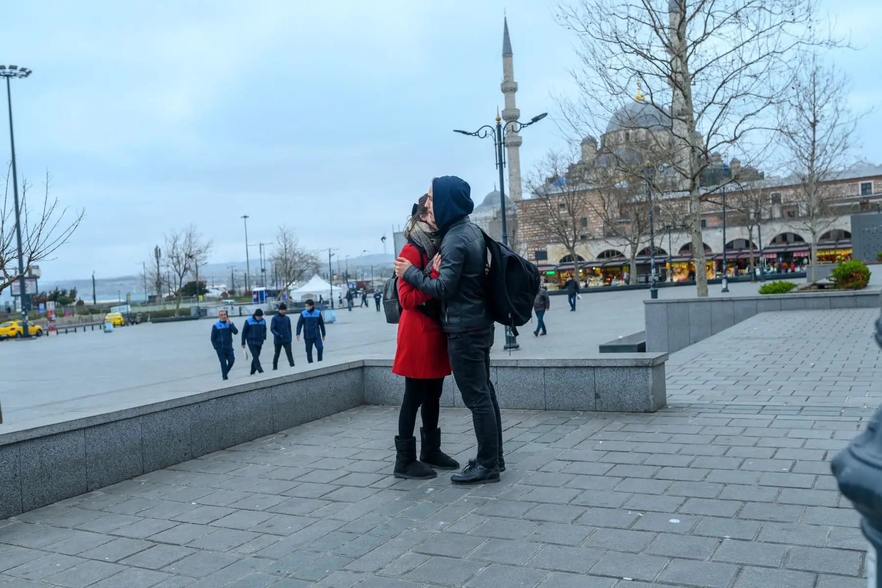 Una pareja se reúne en la Plaza Eminonu en el centro de Estambul, abandonada debido al nuevo brote de coronavirus.
Foto; AFP