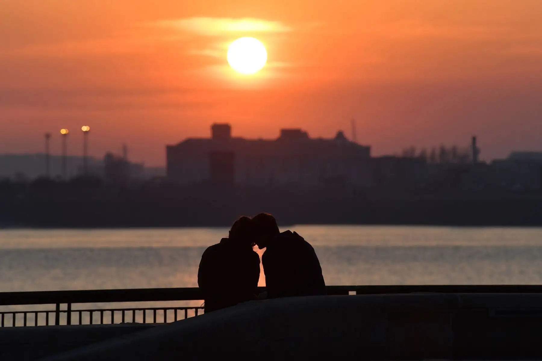 Una pareja conversa mientras el sol se pone en Liverpool Pier Head al noroeste de Inglaterra.
Foto: AFP