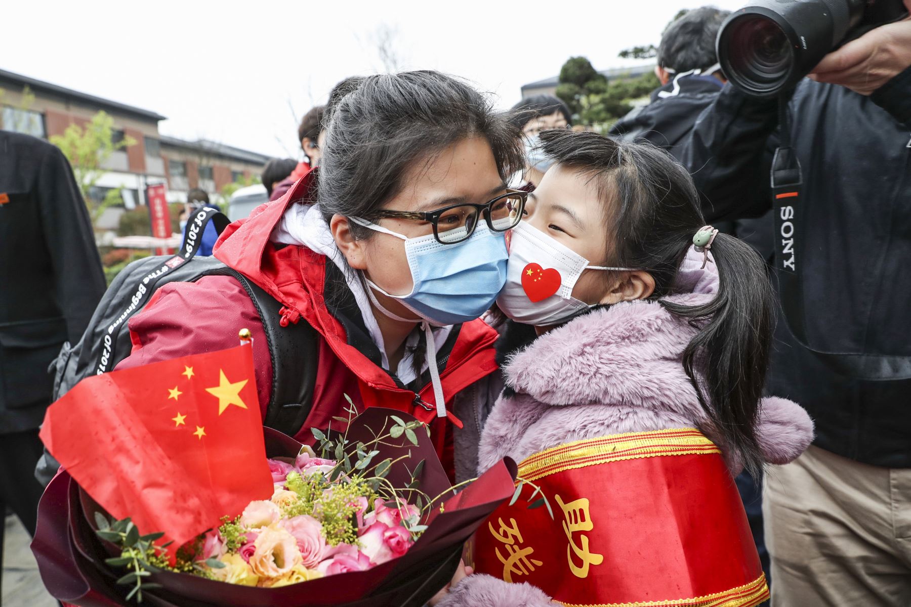 Un equipo de asistencia médica de Huaian siendo recibido por su hija después de regresar a casa desde Wuhan para ayudar con el esfuerzo de recuperación. Foto: AFP