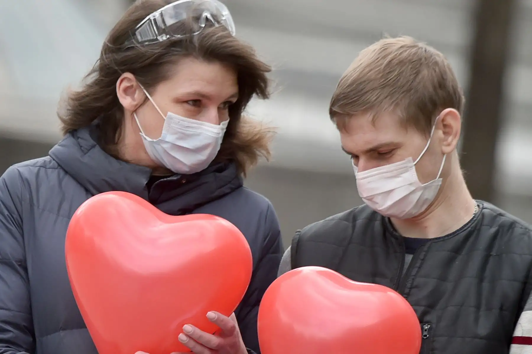 Una pareja con máscaras faciales, en medio de la preocupación por la propagación del nuevo coronavirus, sostiene globos en forma de corazón mientras caminan en el centro de la capital ucraniana.
Foto: AFP