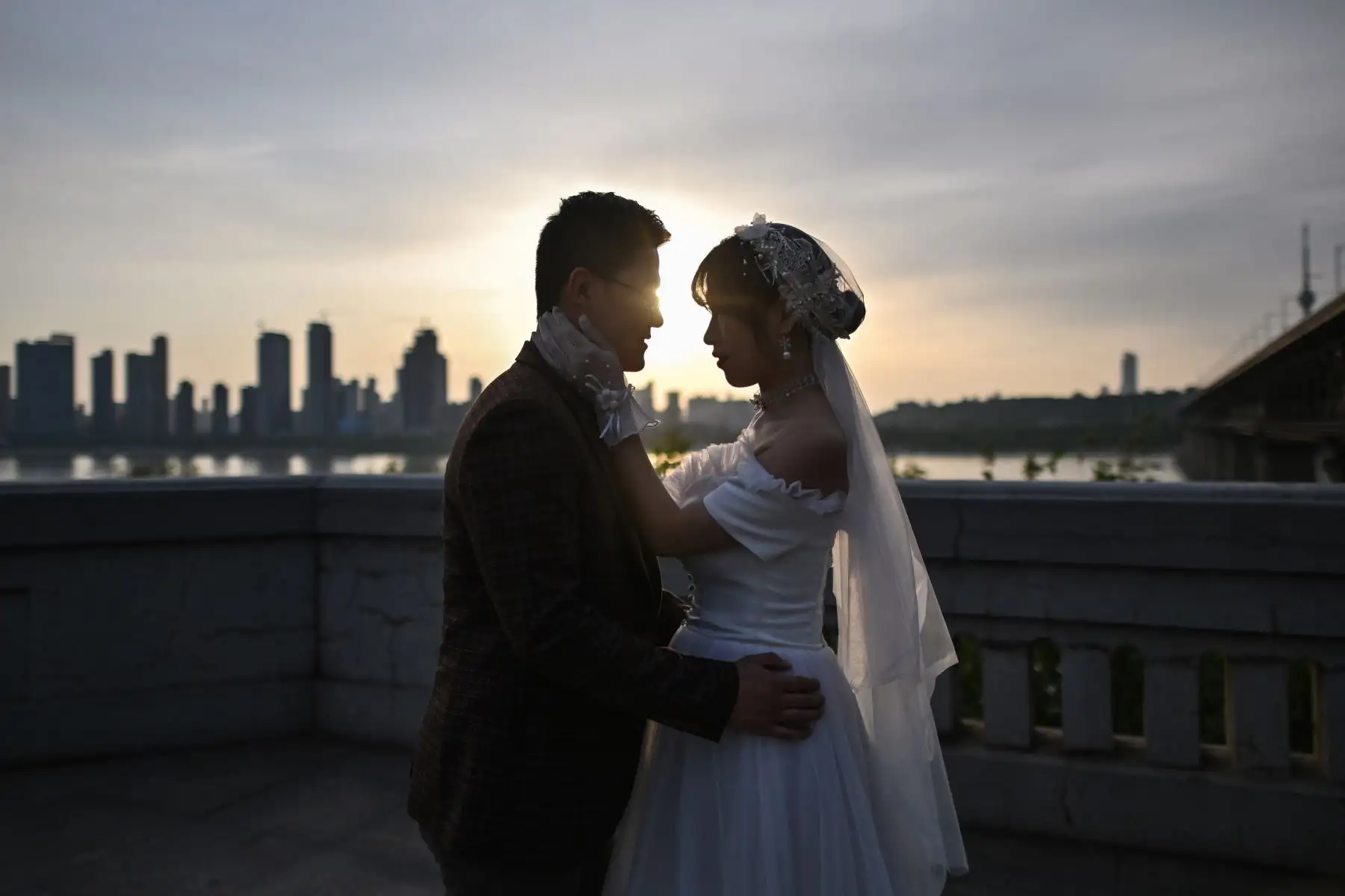 Una pareja posa para un fotógrafo de bodas ya que pospuso su matrimonio debido a la nueva pandemia de coronavirus COVID-19, en Wuhan.
Foto: AFP