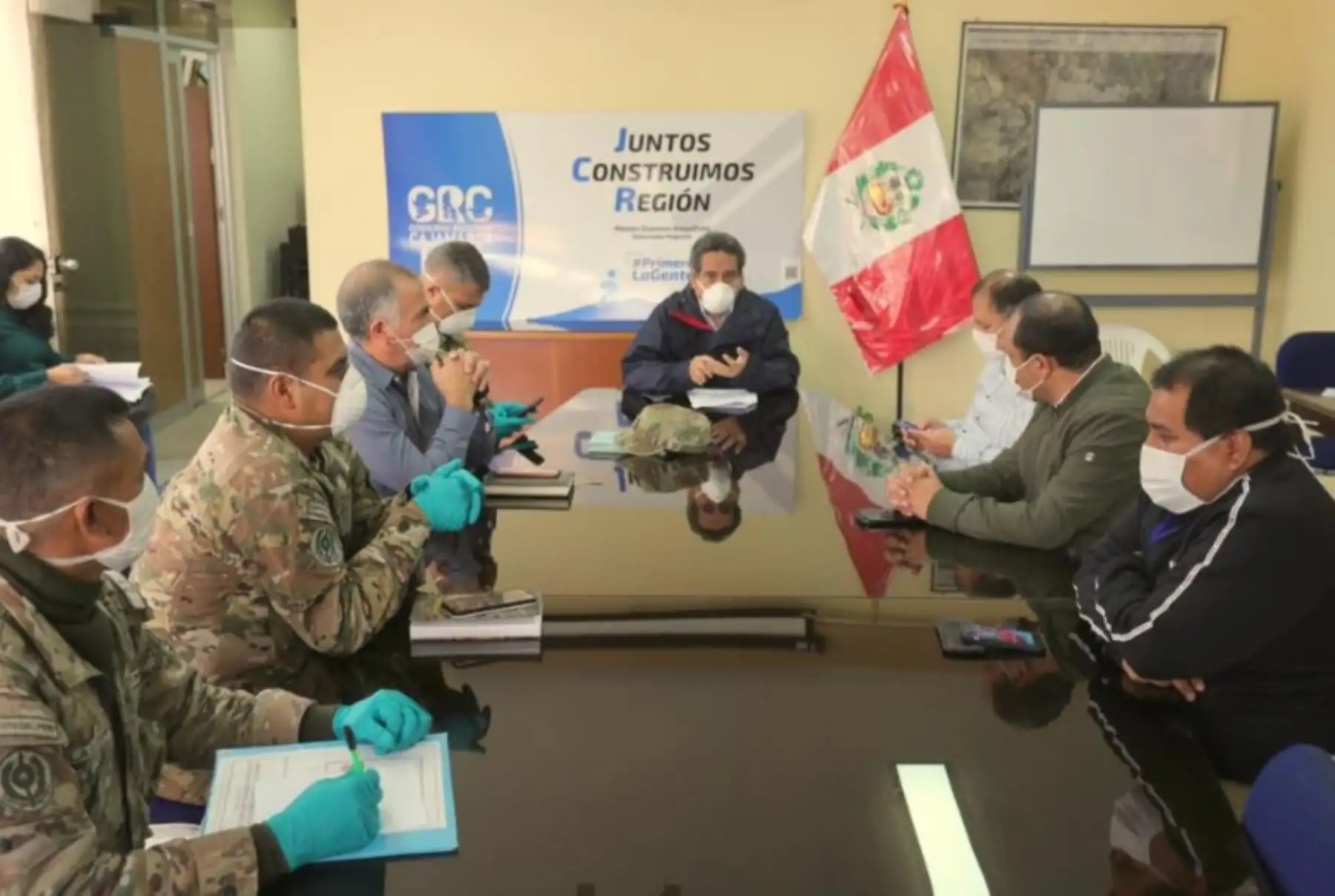 El gobernador regional de Cajamarca, Mesías Guevara, pidió al Ejecutivo especificar el mecanismo para el retorno humanitario de personas varadas en diversas zonas del país a sus regiones de origen, a fin de garantizar que posibles infectados con covid-19 diseminen la enfermedad cuando lleguen y sobrecarguen los establecimientos de salud regional.