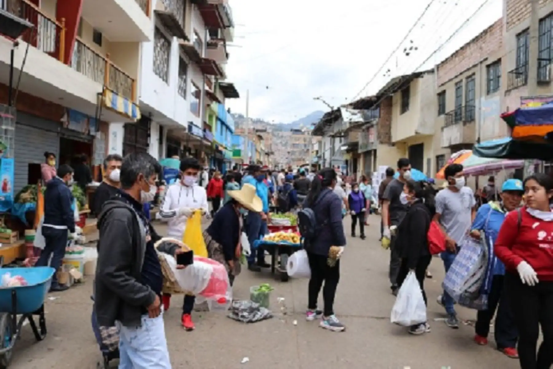 Los carretilleros y tricicleros serán empadronados para que puedan atender en las calles adyacentes y los vehículos de carga que abastecen a este mercadillo sólo podrán descargar desde las 18:00 horas hasta las  06:00 horas de día de atención.