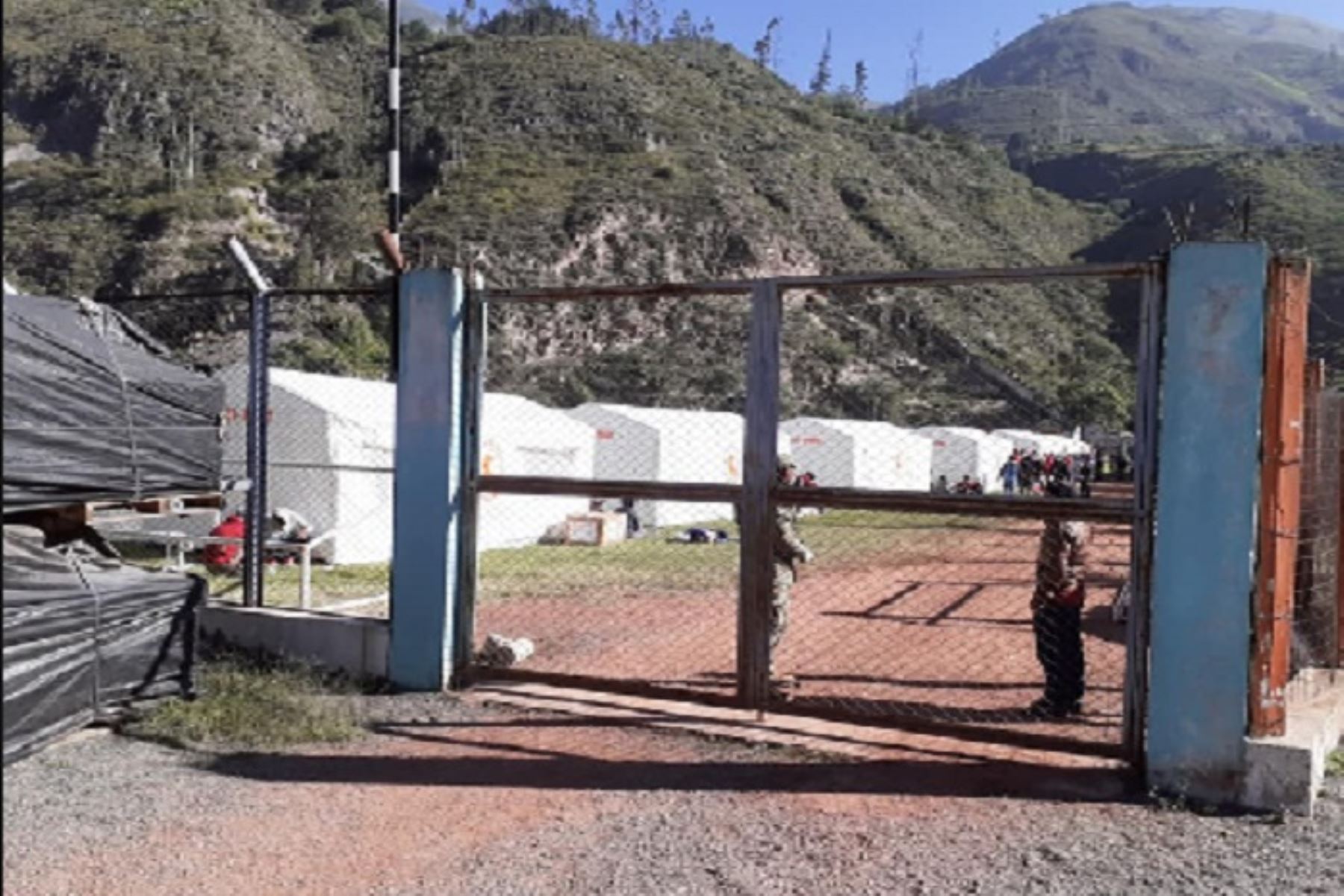 En el estadio municipal de Matucana, en Huarochirí, se encuentran las personas varadas a la espera de retornar a sus regiones.