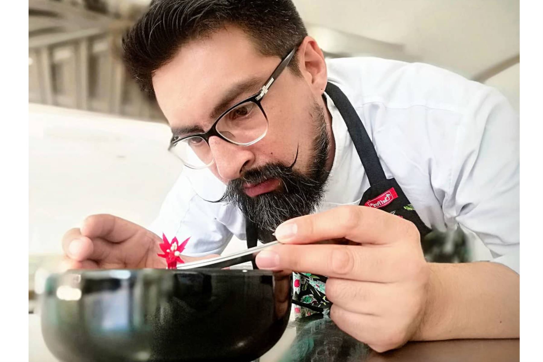 Durante esta cuarentena, el cocinero cusqueño "Jacho" enseña cómo preparar platos sencillos por medio del Facebook. Foto: Facebook Javier Garmendia