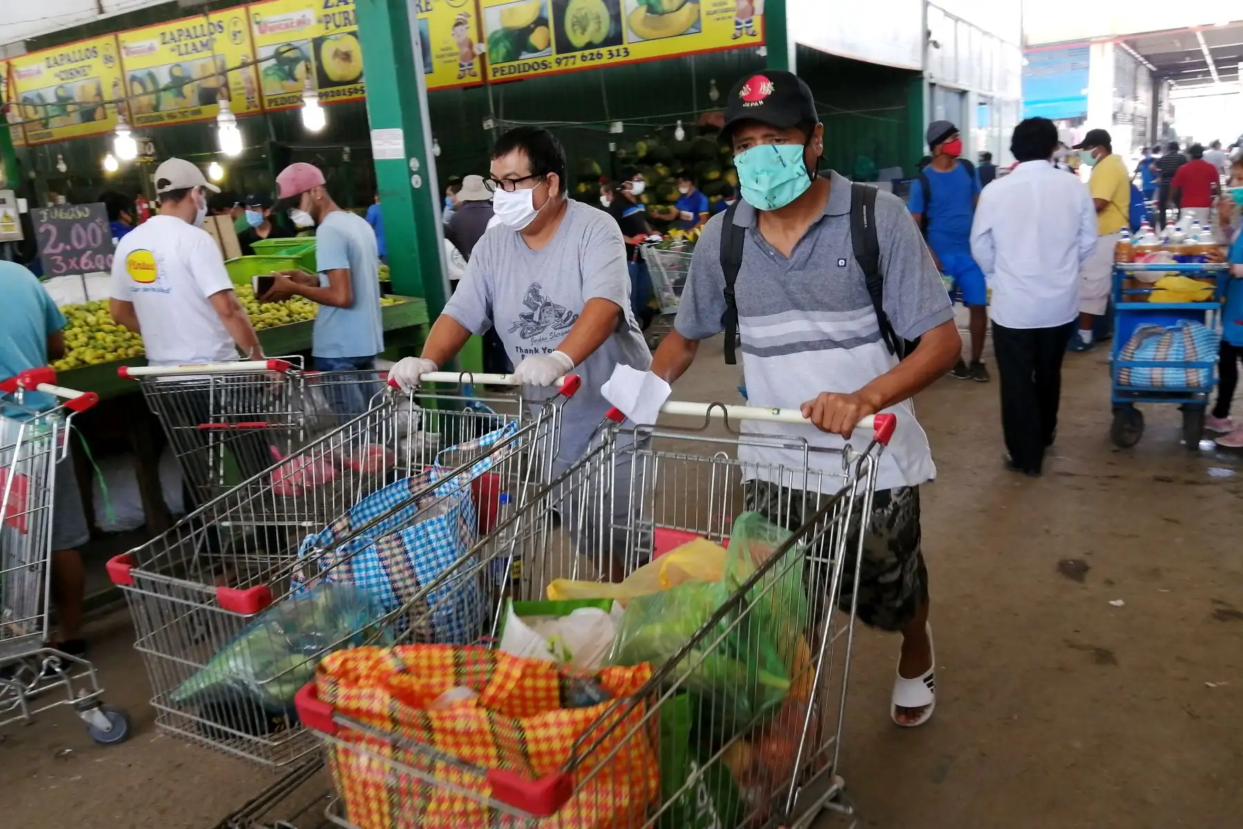 En el primer día de salida diferenciada para hombres y mujeres, mercados de Lima reciben  por primera vez solo a compradores masculinos . 
Foto: ANDINA/Jack Ramón
