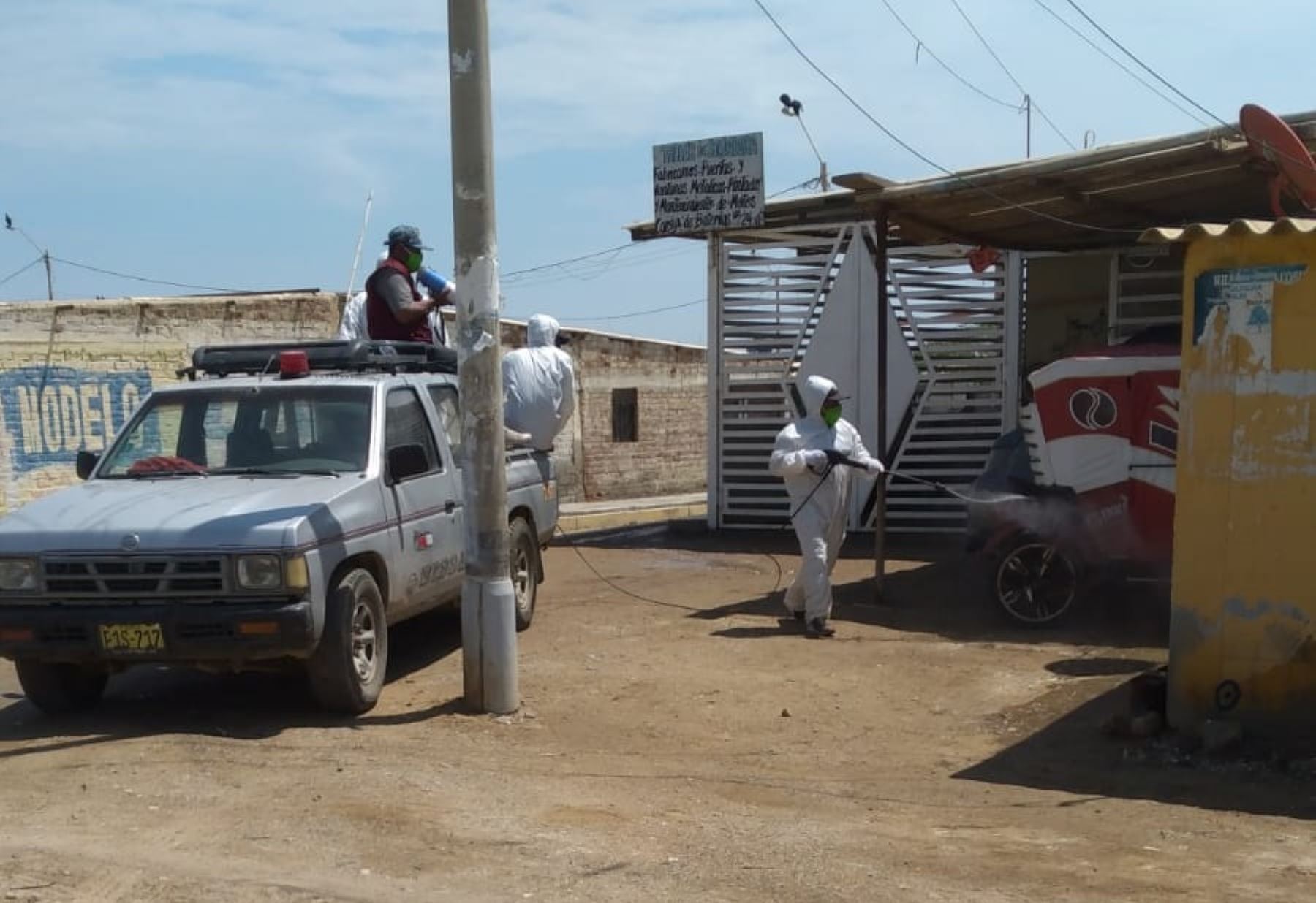 Pescadores artesanales desinfectan el balneario de El Ñuro, región Piura, para evitar la propagación del covid-19.