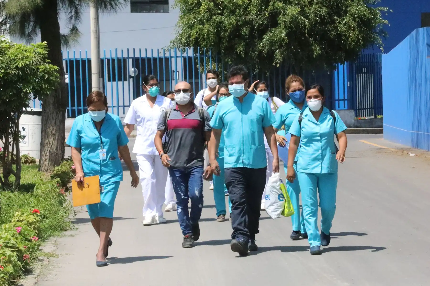 Personal nuevo capacitado de Essalud, ingresa al hospital San Isidro Labrador, para asistir a pacientes ,en la lucha contra el Covid-19.Foto:ANDINA/Essalud