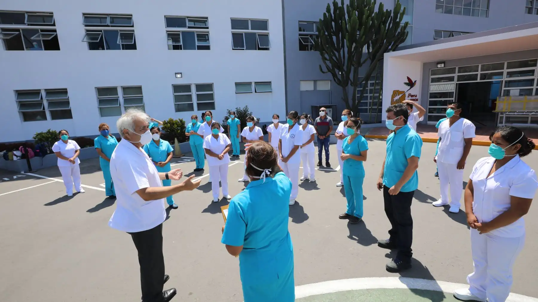 Personal nuevo capacitado de Essalud, ingresa al hospital San Isidro Labrador, para asistir a pacientes ,en la lucha contra el Covid-19.Foto:ANDINA/Essalud