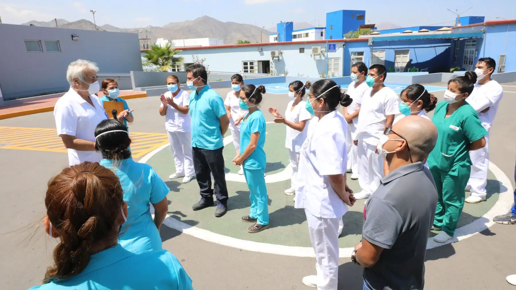 Personal nuevo capacitado de Essalud, ingresa al hospital San Isidro Labrador, para asistir a pacientes ,en la lucha contra el Covid-19.Foto:ANDINA/Essalud