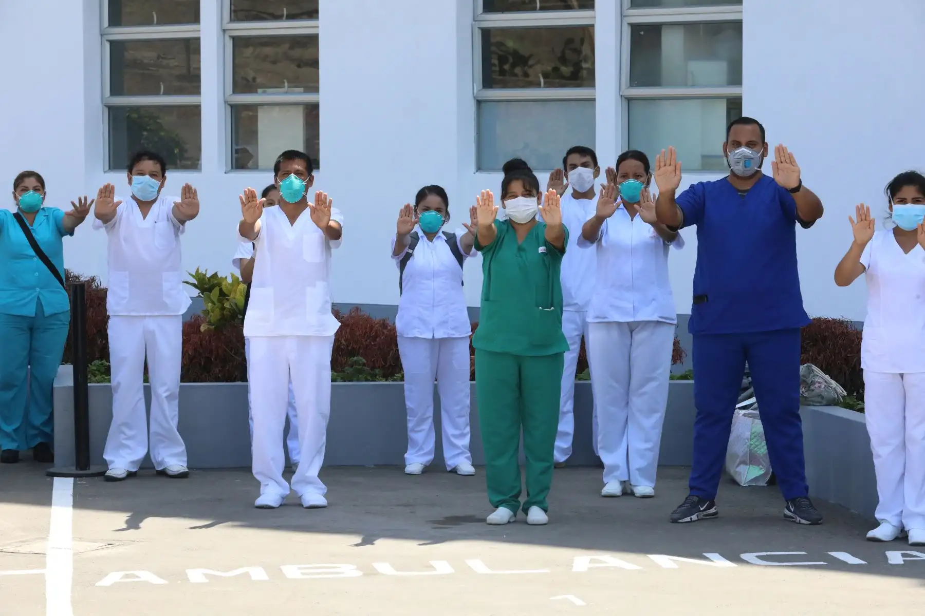 Personal nuevo capacitado de Essalud, ingresa al hospital San Isidro Labrador, para asistir a pacientes ,en la lucha contra el Covid-19.Foto:ANDINA/Essalud