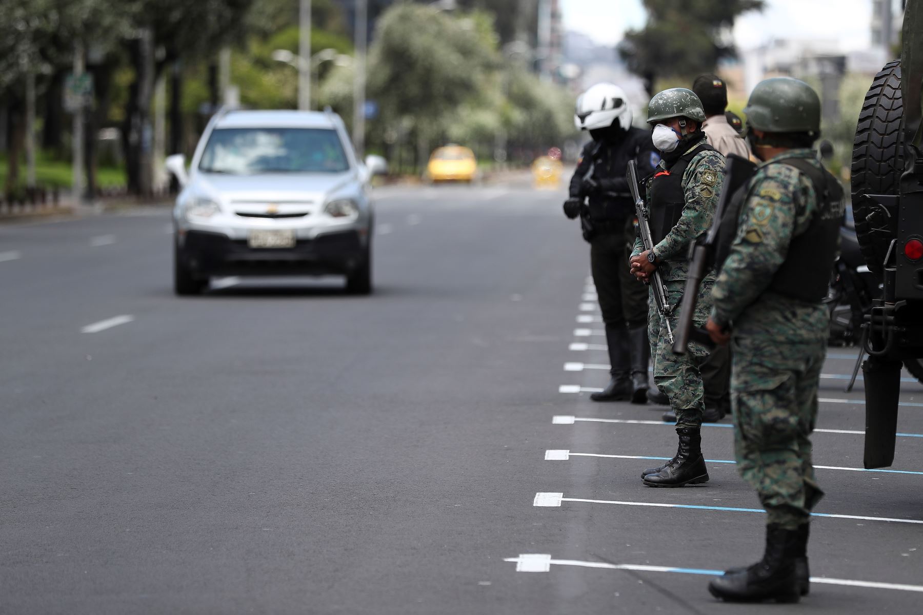 Militares del Ejército de Ecuador patrullan las calles por la cuarentena decretada por el presidente de Ecuador Lenin Moreno. Foto: EFE