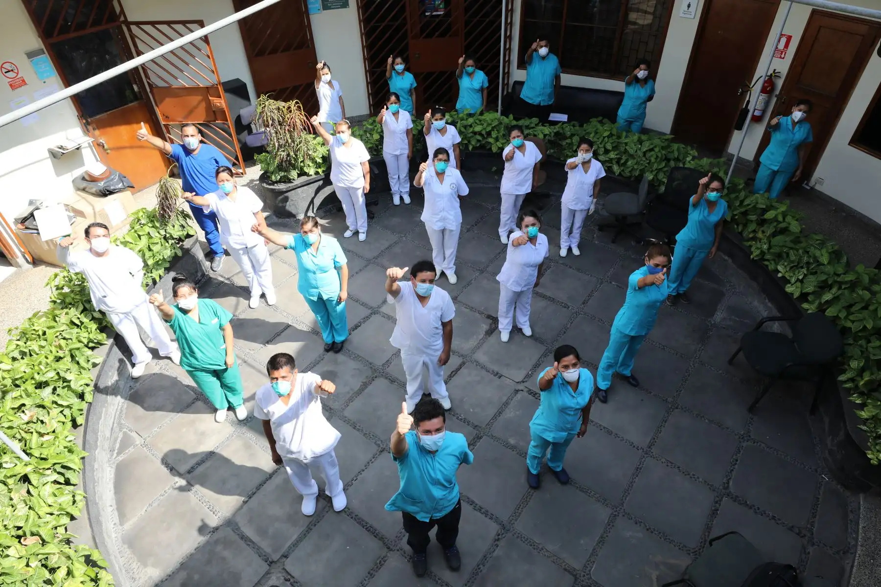 Personal nuevo capacitado de Essalud, ingresa al hospital San Isidro Labrador, para asistir a pacientes ,en la lucha contra el Covid-19.Foto:ANDINA/Essalud