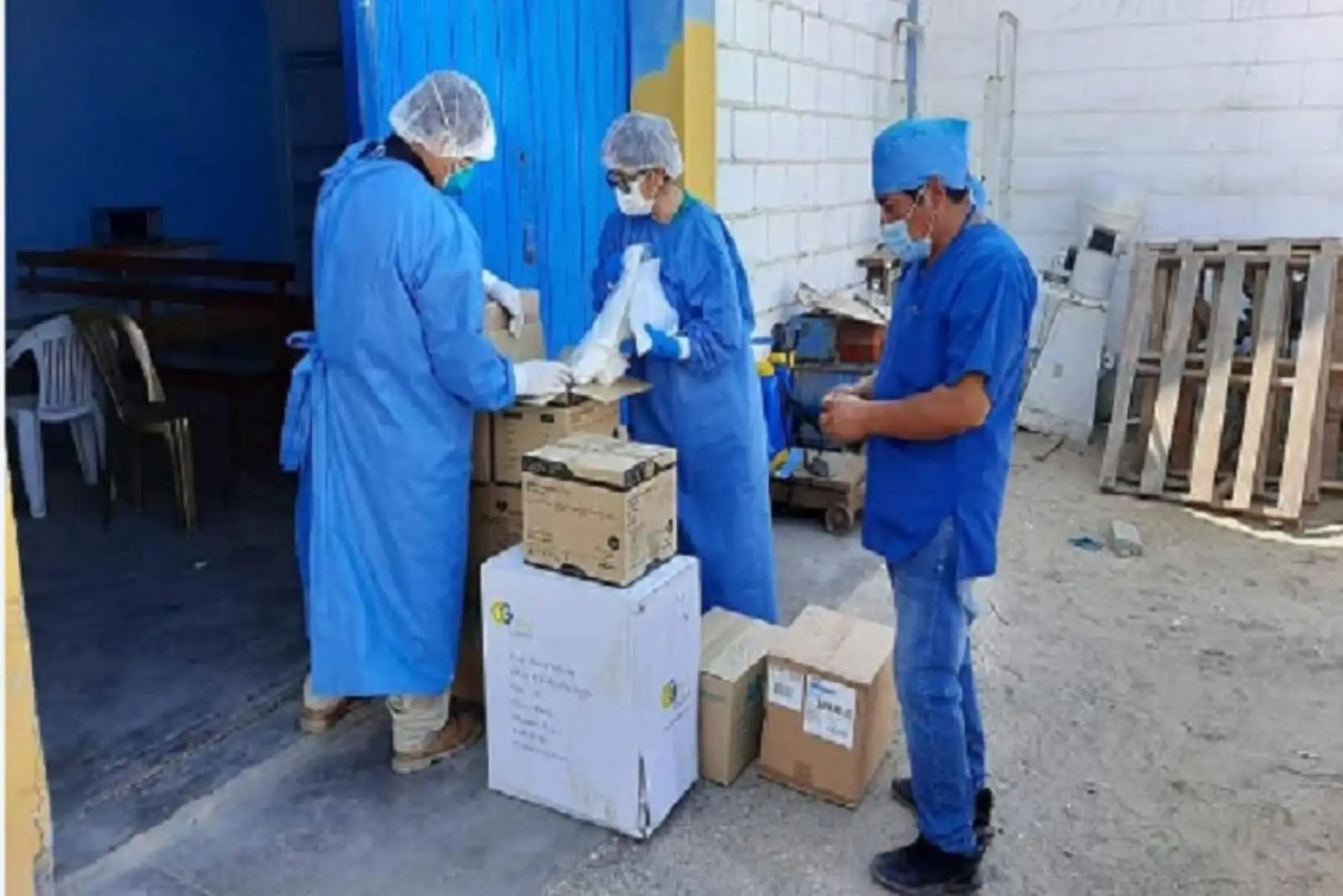 El nuevo lote de EPP consta de mascarillas, guantes, gorros, mamelucos y otros que son usados por el personal médico que está en primera línea combatiendo el coronavirus.